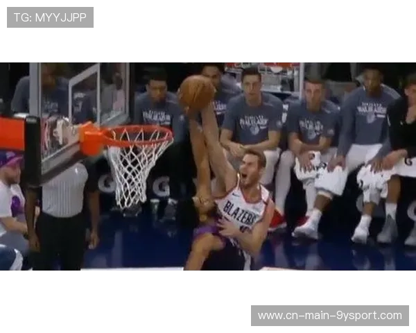 NBA前锋空接暴扣，震到篮筐摇晃